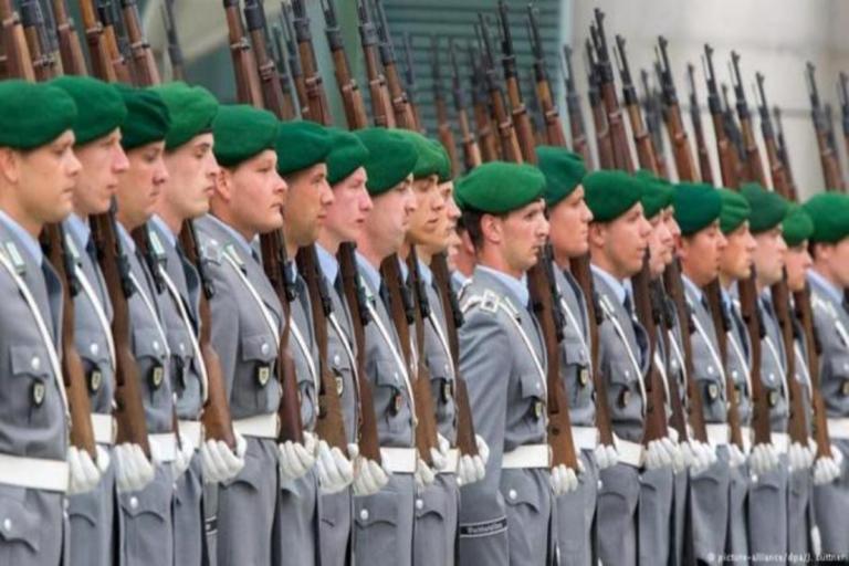 Οι Γερμανοί κόβουν λεφτά για τους πρόσφυγες και τα ρίχνουν στο Στρατό! | Newsit.gr Οι Γερμανοί κόβουν λεφτά για τους πρόσφυγες και τα ρίχνουν στο Στρατό! | Newsit.gr