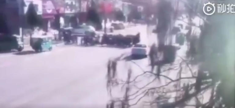 Η στιγμή που αυτοκίνητο πέφτει πάνω σε μαθητές στην Κίνα! Video ντοκουμέντο! | Newsit.gr Η στιγμή που αυτοκίνητο πέφτει πάνω σε μαθητές στην Κίνα! Video ντοκουμέντο! | Newsit.gr