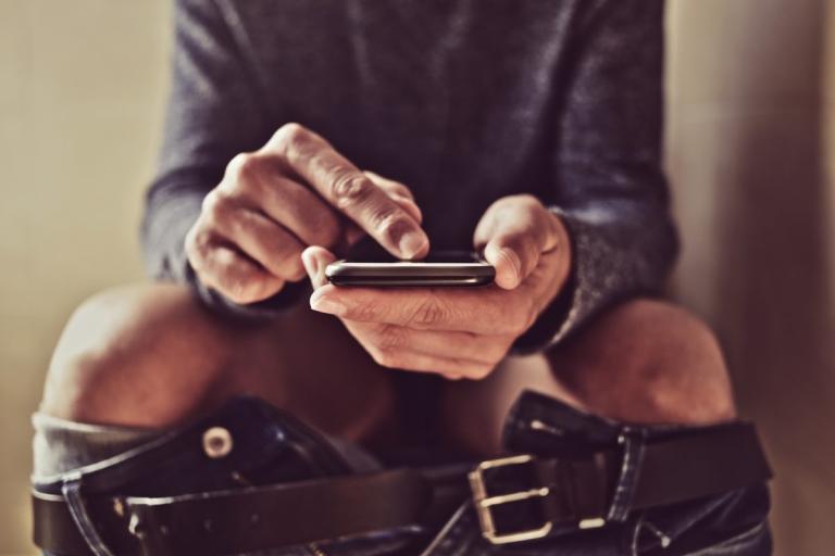 Αν παίρνετε το κινητό μαζί σας στην τουαλέτα τότε πρέπει να δείτε αυτό… | Newsit.gr Αν παίρνετε το κινητό μαζί σας στην τουαλέτα τότε πρέπει να δείτε αυτό… | Newsit.gr