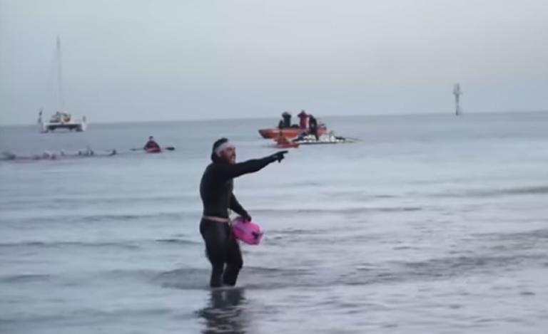 Απίστευτος! Έκανε τον γύρο της Βρετανίας κολυμπώντας! Πόσες μέρες έκανε! | Newsit.gr Απίστευτος! Έκανε τον γύρο της Βρετανίας κολυμπώντας! Πόσες μέρες έκανε! | Newsit.gr