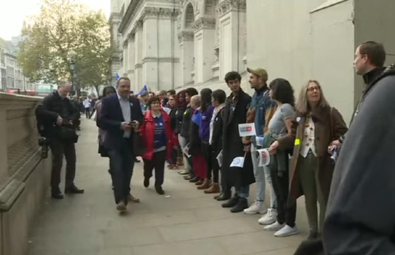 Brexit: Ανθρώπινη αλυσίδα στο Λονδίνο για τα δικαιώματα Βρετανών και Ευρωπαίων μετά την έξοδο | Newsit.gr Brexit: Ανθρώπινη αλυσίδα στο Λονδίνο για τα δικαιώματα Βρετανών και Ευρωπαίων μετά την έξοδο | Newsit.gr