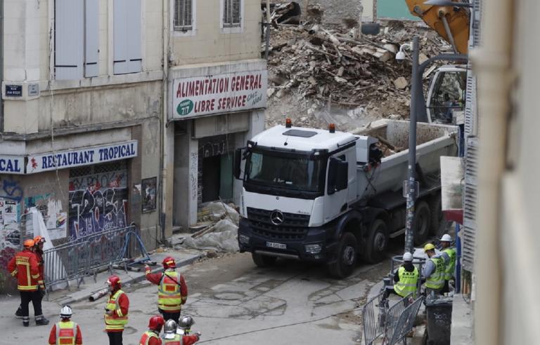 Νέα κατάρρευση στη Μασσαλία! Τρια άτομα έπεσαν μαζί με το μπαλκόνι στο κενό! | Newsit.gr Νέα κατάρρευση στη Μασσαλία! Τρια άτομα έπεσαν μαζί με το μπαλκόνι στο κενό! | Newsit.gr