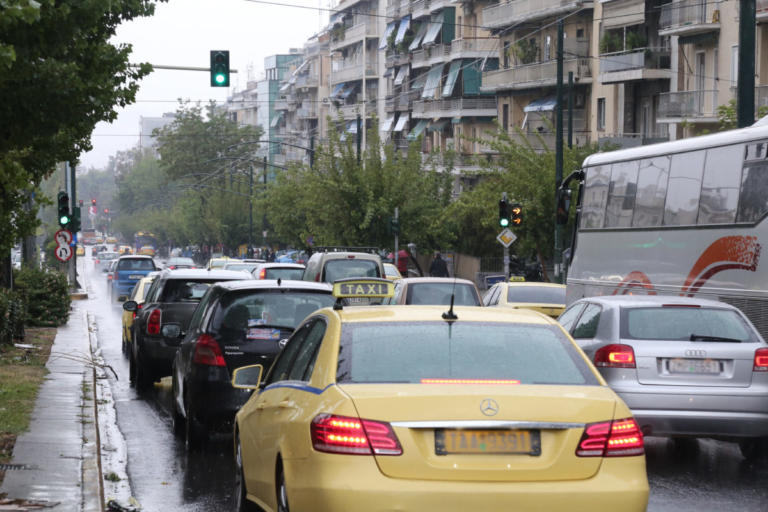 Σταματημένα όλα μπροστά στο Καλλιμάρμαρο! Χύθηκαν λάδια στο δρόμο | Newsit.gr Σταματημένα όλα μπροστά στο Καλλιμάρμαρο! Χύθηκαν λάδια στο δρόμο | Newsit.gr