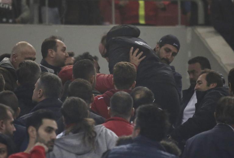 Ολυμπιακός – Παναθηναϊκός: Φίλαθλος κατέρρευσε στο «Γ. Καραϊσκάκης»! Μάχη για τη ζωή του | Newsit.gr Ολυμπιακός – Παναθηναϊκός: Φίλαθλος κατέρρευσε στο «Γ. Καραϊσκάκης»! Μάχη για τη ζωή του | Newsit.gr