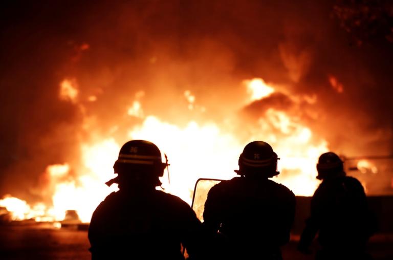 Μακρόν: Τον… έπνιξαν τα «κίτρινα γιλέκα»! video, pics