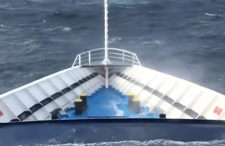 Κυκλάδες: Η αλλαγή του καιρού τους έπιασε μεσοπέλαγα – Το πλοίο χάνεται στα κύματα – video | Newsit.gr