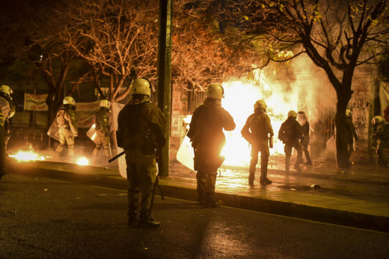 Δίωξη για κακούργημα σε 6 από τους συλληφθέντες στο Πολυτεχνείο | Newsit.gr