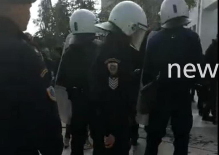 Επίθεση αντιεξουσιαστών κατά αστυνομικών έξω από το Πρωτοδικείο – video