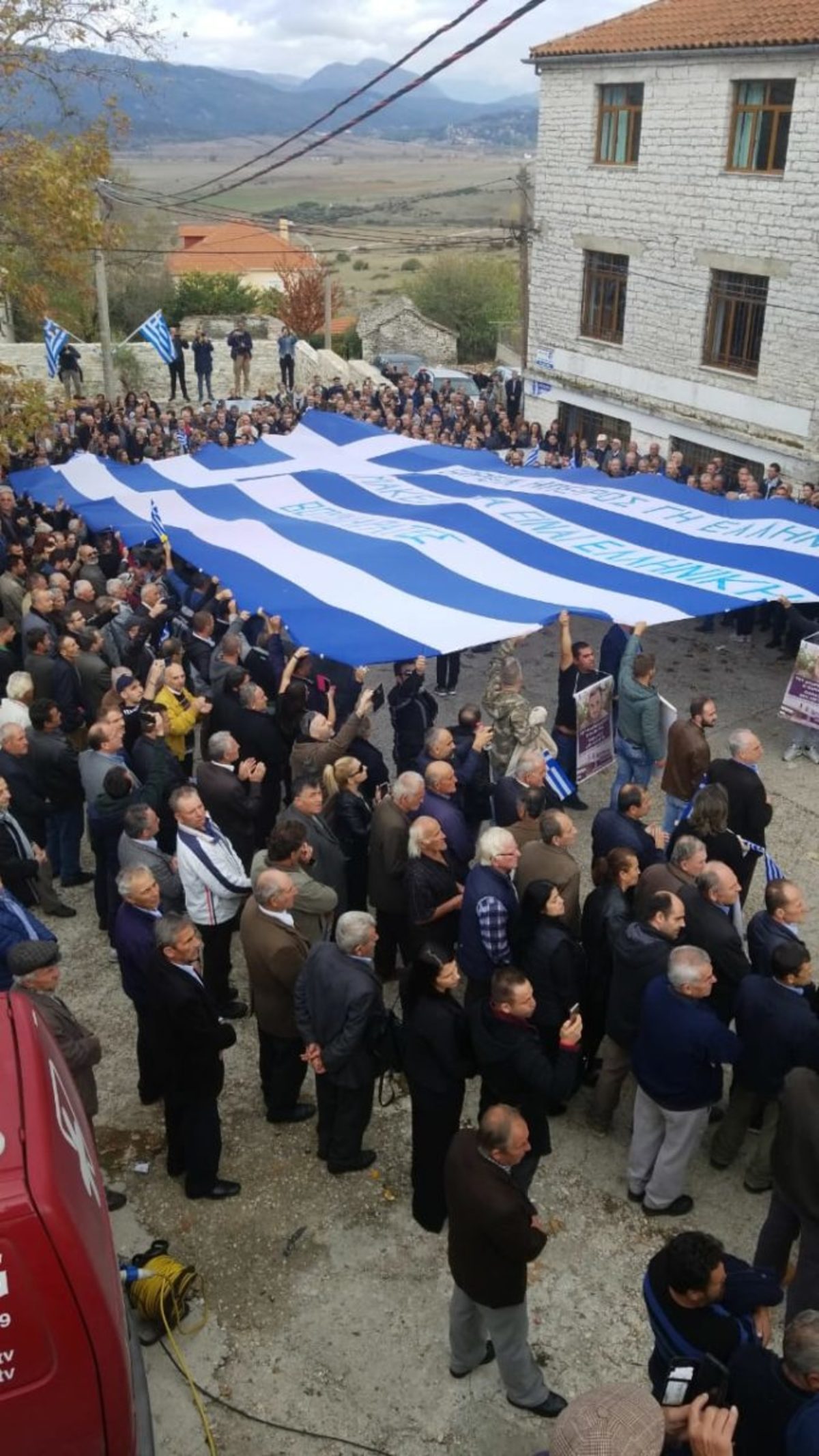 Ελεύθεροι οι Έλληνες που συνέλαβαν οι Αλβανοί μετά την κηδεία Κατσίφα | Newsit.gr Ελεύθεροι οι Έλληνες που συνέλαβαν οι Αλβανοί μετά την κηδεία Κατσίφα | Newsit.gr