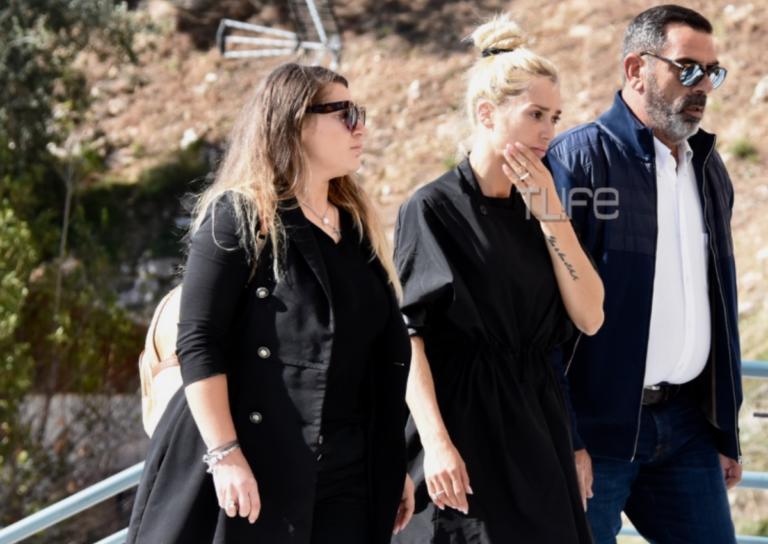 Συντετριμμένη η Βικτώρια Καρύδα στην κηδεία του συζύγου της Γιάννη Μακρή | Newsit.gr Συντετριμμένη η Βικτώρια Καρύδα στην κηδεία του συζύγου της Γιάννη Μακρή | Newsit.gr