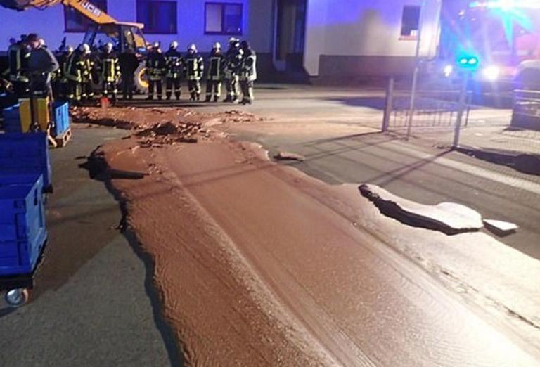 Το πιο γλυκό ατύχημα – Δρόμος πλημμύρισε με σοκολάτα! | Newsit.gr