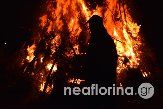 Eordaialive.com - Τα Νέα της Πτολεμαΐδας, Εορδαίας, Κοζάνης Το εντυπωσιακό έθιμο με τις φωτιές στη Φλώρινα – Μαγικές εικόνες - (βίντεο -φωτο)