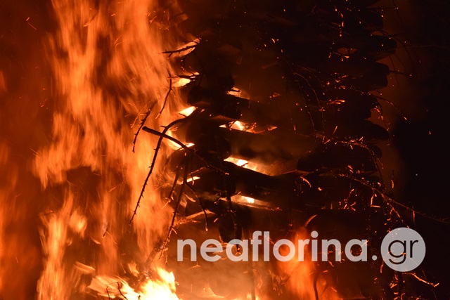Eordaialive.com - Τα Νέα της Πτολεμαΐδας, Εορδαίας, Κοζάνης Το εντυπωσιακό έθιμο με τις φωτιές στη Φλώρινα – Μαγικές εικόνες - (βίντεο -φωτο)