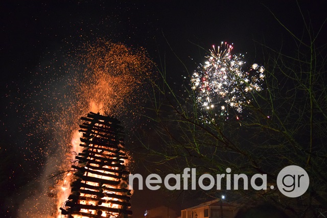 Eordaialive.com - Τα Νέα της Πτολεμαΐδας, Εορδαίας, Κοζάνης Το εντυπωσιακό έθιμο με τις φωτιές στη Φλώρινα – Μαγικές εικόνες - (βίντεο -φωτο)