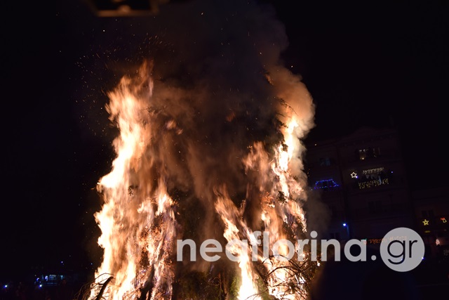 Eordaialive.com - Τα Νέα της Πτολεμαΐδας, Εορδαίας, Κοζάνης Το εντυπωσιακό έθιμο με τις φωτιές στη Φλώρινα – Μαγικές εικόνες - (βίντεο -φωτο)