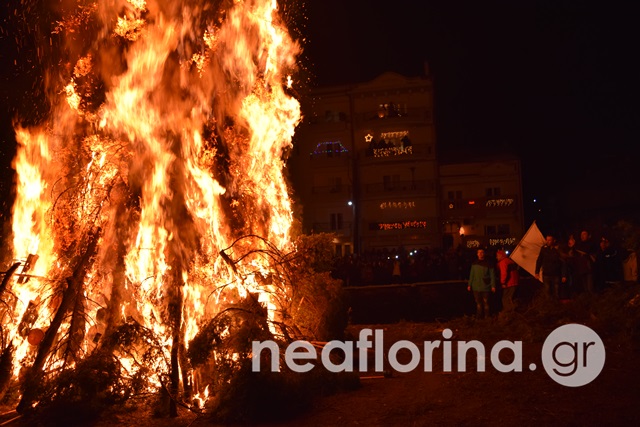 Eordaialive.com - Τα Νέα της Πτολεμαΐδας, Εορδαίας, Κοζάνης Το εντυπωσιακό έθιμο με τις φωτιές στη Φλώρινα – Μαγικές εικόνες - (βίντεο -φωτο)