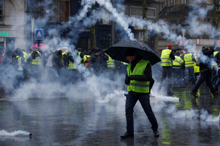 Κίτρινα γιλέκα: Μικρότερο πλήθος, μικρότερο πάθος, λιγότερα επεισόδια | Newsit.gr Κίτρινα γιλέκα: Μικρότερο πλήθος, μικρότερο πάθος, λιγότερα επεισόδια | Newsit.gr