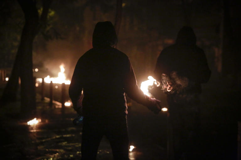 Ανάληψη ευθύνης για την επίθεση με μολότοφ στην έδρα των ΜΑΤ | Newsit.gr Ανάληψη ευθύνης για την επίθεση με μολότοφ στην έδρα των ΜΑΤ | Newsit.gr