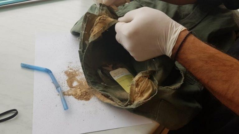 Κρήτη: Έκρυβε ηρωίνη ακόμα και στις ραφές του μπουφάν του! | Newsit.gr Κρήτη: Έκρυβε ηρωίνη ακόμα και στις ραφές του μπουφάν του! | Newsit.gr