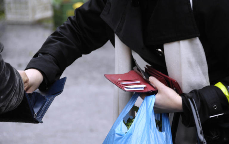 Θεσσαλονίκη: Χειροπέδες σε δύο γυναίκες με… «μακριά» χέρια | Newsit.gr Θεσσαλονίκη: Χειροπέδες σε δύο γυναίκες με… «μακριά» χέρια | Newsit.gr