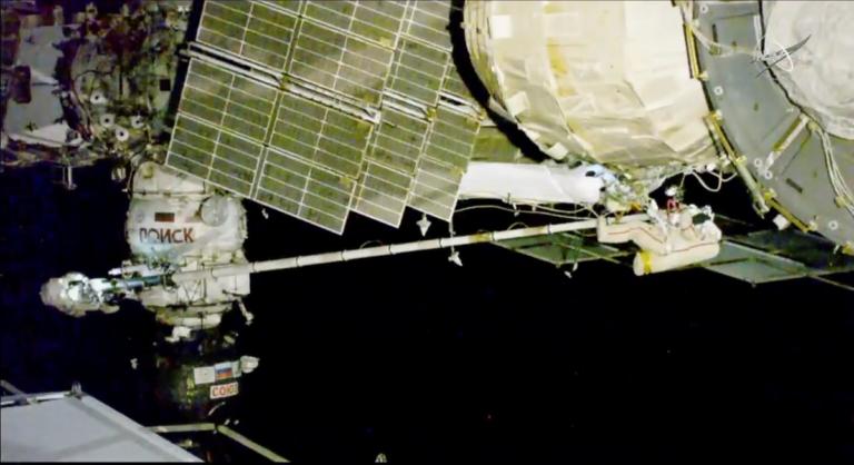 Θρίλερ με ρωγμή στο Soyuz! Ρώσοι κοσμοναύτες βγήκαν απ’ το σκάφος για να βρουν την τρύπα! | Newsit.gr Θρίλερ με ρωγμή στο Soyuz! Ρώσοι κοσμοναύτες βγήκαν απ’ το σκάφος για να βρουν την τρύπα! | Newsit.gr