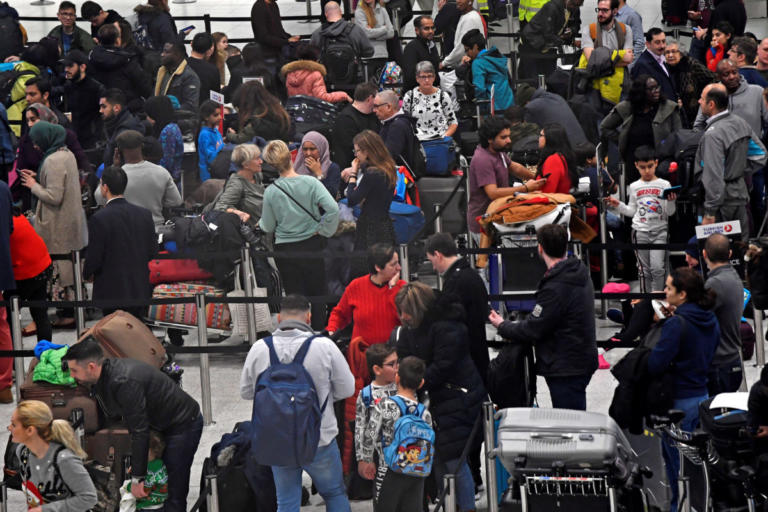 Gatwick: Ένας 47χρονος και μια 54χρονη οι συλληφθέντες για το “χάος” με τα drone | Newsit.gr Gatwick: Ένας 47χρονος και μια 54χρονη οι συλληφθέντες για το “χάος” με τα drone | Newsit.gr