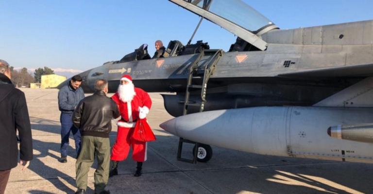 Λάρισα: Ο Άγιος Βασίλης έφτασε με μαχητικό αεροσκάφος – video | Newsit.gr