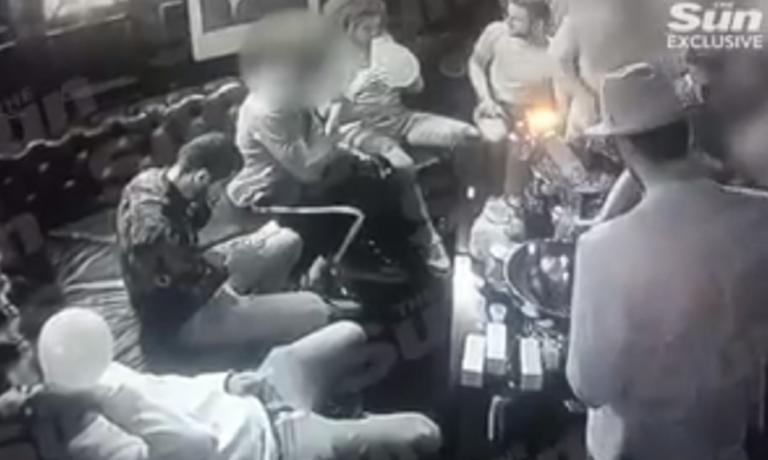 Ναρκωτικά, γυναίκες και ποτά για τους παίκτες της Άρσεναλ – video | Newsit.gr Ναρκωτικά, γυναίκες και ποτά για τους παίκτες της Άρσεναλ – video | Newsit.gr