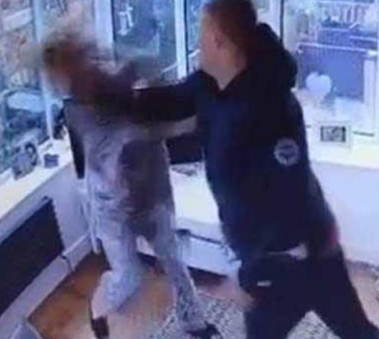Σοκ! Γρονθοκόπησε την έγκυο σύντροφό του! Η γυναίκα ανέβασε το βίντεο στο διαδίκτυο! | Newsit.gr Σοκ! Γρονθοκόπησε την έγκυο σύντροφό του! Η γυναίκα ανέβασε το βίντεο στο διαδίκτυο! | Newsit.gr