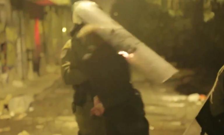 Εξάρχεια – Επεισόδια: Αστυνομικός χτυπά συλληφθέντα με την ασπίδα! video