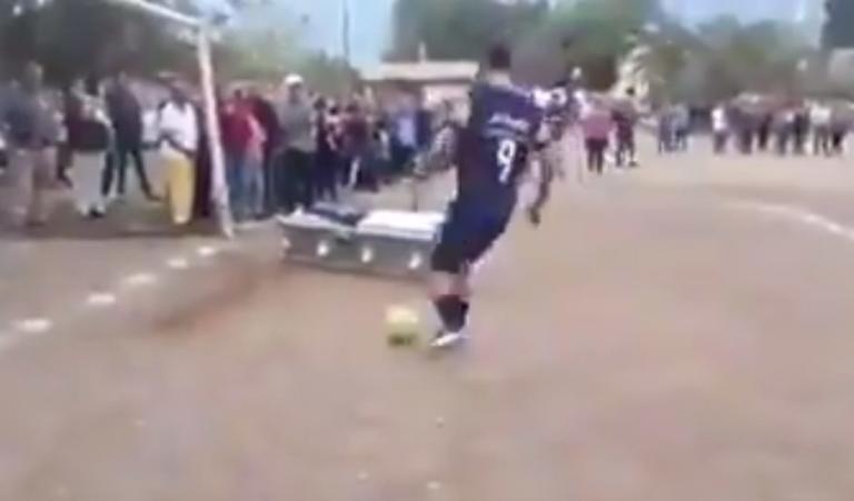 Γκολ από το φέρετρο! Απίθανο σκηνικό στο Μεξικό – videos | Newsit.gr Γκολ από το φέρετρο! Απίθανο σκηνικό στο Μεξικό – videos | Newsit.gr
