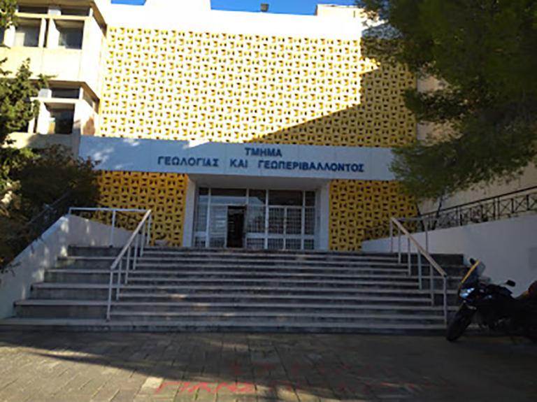 Μαχαίρωσαν φύλακα στην Πανεπιστημιούπολη! Έκαναν γυαλιά καρφιά το Γεωλογικό | Newsit.gr Μαχαίρωσαν φύλακα στην Πανεπιστημιούπολη! Έκαναν γυαλιά καρφιά το Γεωλογικό | Newsit.gr