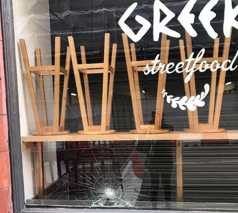 Ρατσιστική επίθεση σε ελληνικό εστιατόριο στο Μπέρμιγχαμ – Τραυμάτισαν υπαλλήλους | Newsit.gr Ρατσιστική επίθεση σε ελληνικό εστιατόριο στο Μπέρμιγχαμ – Τραυμάτισαν υπαλλήλους | Newsit.gr
