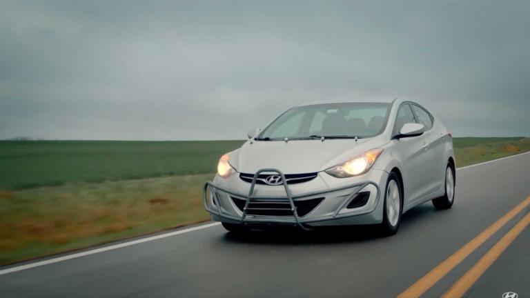 Έκανε 1.600.000 km με ένα Hyundai Elantra και της έκαναν δώρο ένα καινούργιο για να συνεχίσει! | Newsit.gr Έκανε 1.600.000 km με ένα Hyundai Elantra και της έκαναν δώρο ένα καινούργιο για να συνεχίσει! | Newsit.gr