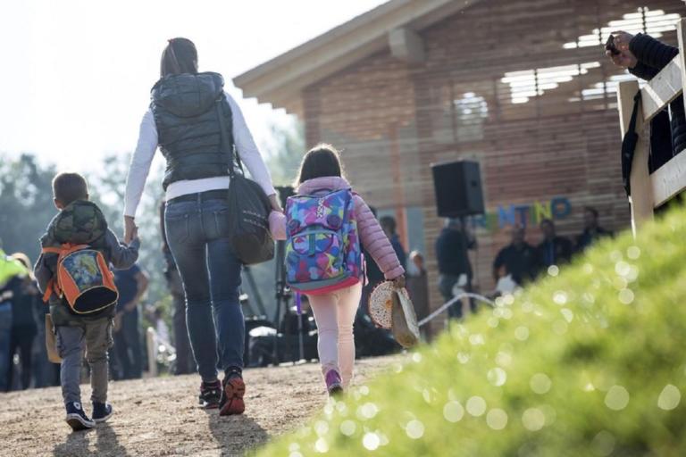 Ιταλία: Τέλος οι ιδιώτες από τα σχολεία! Προσλαμβάνoυν και πάλι καθαρίστριες και φύλακες! | Newsit.gr Ιταλία: Τέλος οι ιδιώτες από τα σχολεία! Προσλαμβάνoυν και πάλι καθαρίστριες και φύλακες! | Newsit.gr
