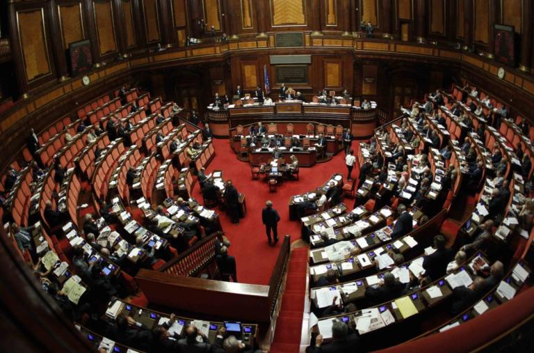 Σάλος στην Ιταλία: Βιντεοσκόπησαν βουλευτές σε… “καυτές” στιγμές στις τουαλέτες | Newsit.gr Σάλος στην Ιταλία: Βιντεοσκόπησαν βουλευτές σε… “καυτές” στιγμές στις τουαλέτες | Newsit.gr