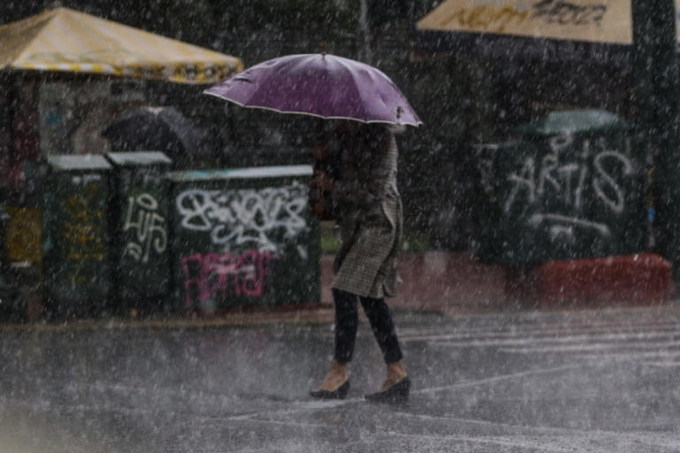 Καιρός: Βροχερό Σάββατο με άνοδο της θερμοκρασίας | Newsit.gr