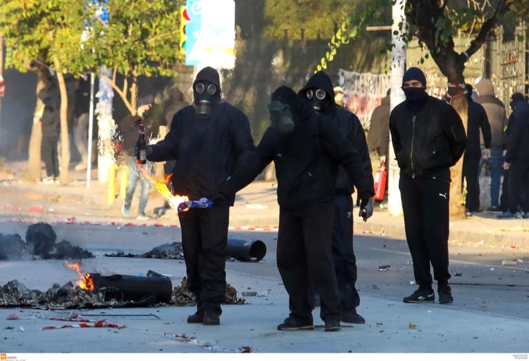 Κουκουλοφόροι καίνε την ελληνική σημαία στη Θεσσαλονίκη! video | Newsit.gr Κουκουλοφόροι καίνε την ελληνική σημαία στη Θεσσαλονίκη! video | Newsit.gr