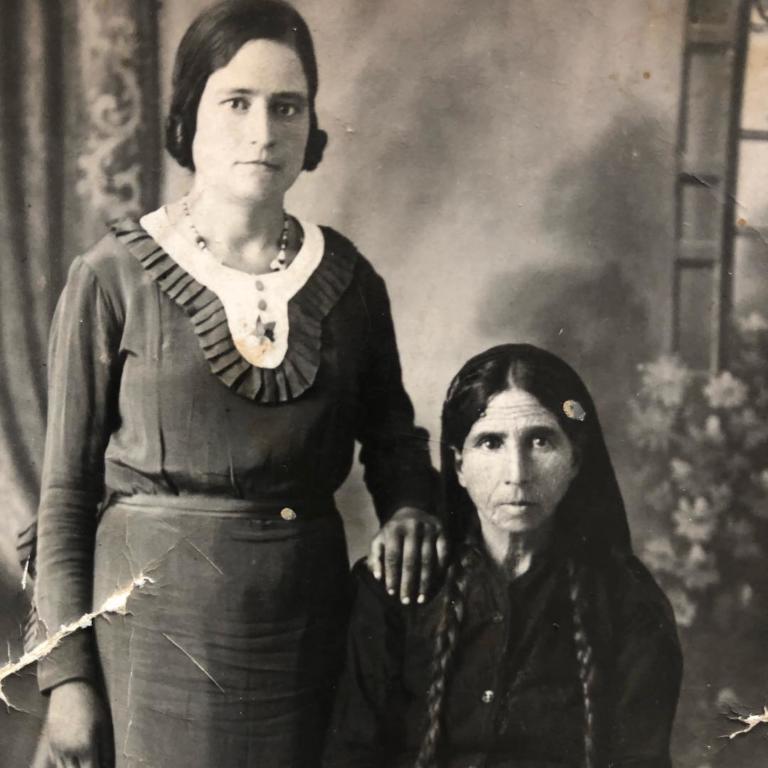 H γυναίκα στην παλιά φωτογραφία εποχής είναι η γιαγιά πρωταγωνιστή του «Τατουάζ»! | Newsit.gr H γυναίκα στην παλιά φωτογραφία εποχής είναι η γιαγιά πρωταγωνιστή του «Τατουάζ»! | Newsit.gr