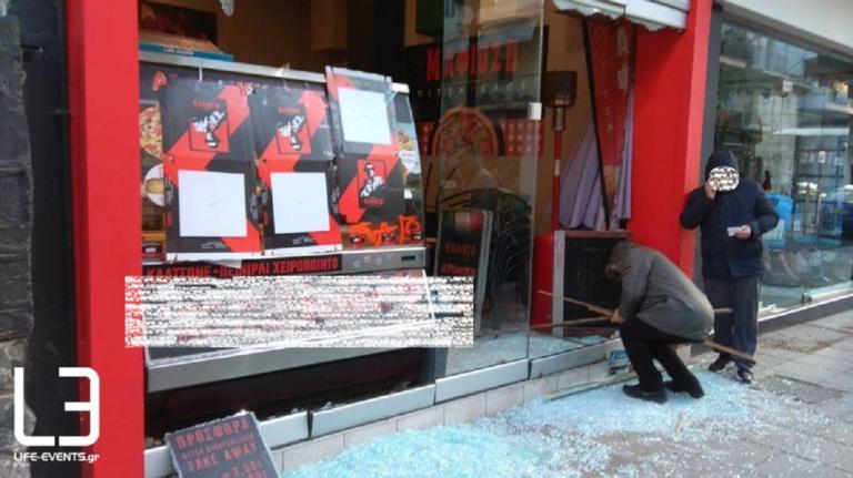 Έσπασαν το μαγαζί του ανθρώπου που καταγγέλλεται ότι χτύπησε τον ντελιβερά | Newsit.gr Έσπασαν το μαγαζί του ανθρώπου που καταγγέλλεται ότι χτύπησε τον ντελιβερά | Newsit.gr