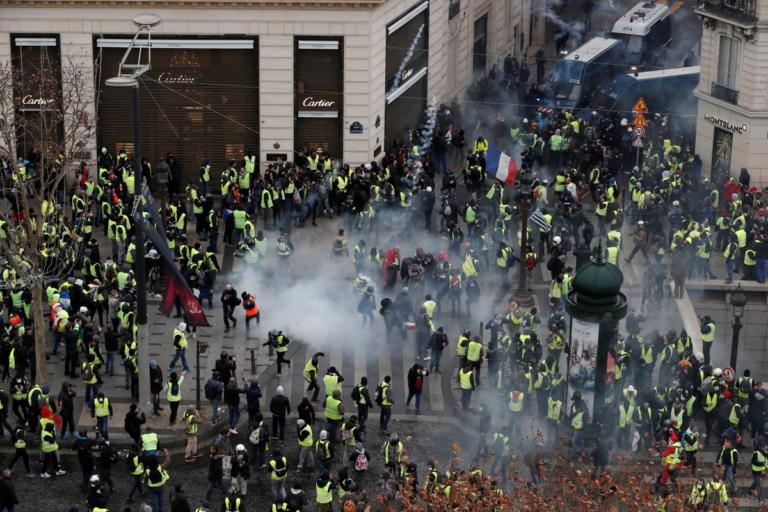 Κίτρινα γιλέκα: 126 άτομα στο νοσοκομείο από τα εκτεταμένα επεισόδια | Newsit.gr Κίτρινα γιλέκα: 126 άτομα στο νοσοκομείο από τα εκτεταμένα επεισόδια | Newsit.gr