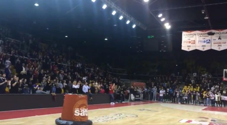 Στρασβούργο: Συγκλονιστικό βίντεο! Αποκλεισμένοι στο γήπεδο έψαλλαν τον εθνικό ύμνο στη μνήμη των θυμάτων | Newsit.gr Στρασβούργο: Συγκλονιστικό βίντεο! Αποκλεισμένοι στο γήπεδο έψαλλαν τον εθνικό ύμνο στη μνήμη των θυμάτων | Newsit.gr