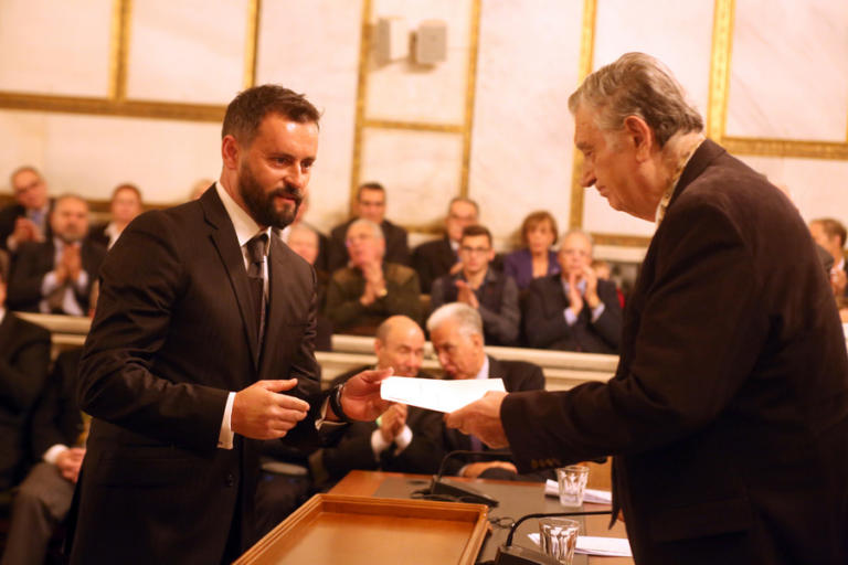 Η Ακαδημία Αθηνών βράβευσε τον ήρωα οδηγό ταξί που έσωσε ανάπηρη τουρίστρια | Newsit.gr Η Ακαδημία Αθηνών βράβευσε τον ήρωα οδηγό ταξί που έσωσε ανάπηρη τουρίστρια | Newsit.gr