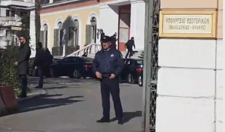 Θεσσαλονίκη: Οργισμένοι με τον Αλέξη Τσίπρα – “Προδότη είσαι ανεπιθύμητος” – Η γυναίκα που κέντρισε τα βλέμματα – video | Newsit.gr Θεσσαλονίκη: Οργισμένοι με τον Αλέξη Τσίπρα – “Προδότη είσαι ανεπιθύμητος” – Η γυναίκα που κέντρισε τα βλέμματα – video | Newsit.gr