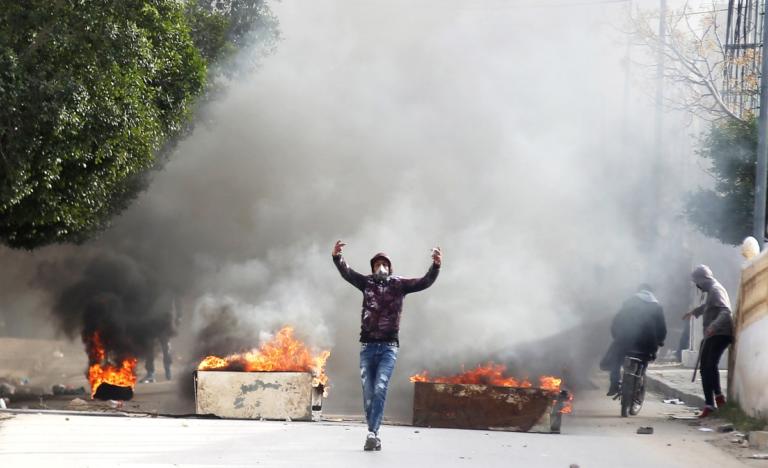 Τυνησία: Άγρια επεισόδια μετά την ταφή φωτορεπόρτερ που αυτοπυρπολήθηκε! | Newsit.gr Τυνησία: Άγρια επεισόδια μετά την ταφή φωτορεπόρτερ που αυτοπυρπολήθηκε! | Newsit.gr