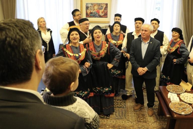 Θεσσαλονίκη: Έκλεψε την παράσταση ο Τζιτζικώστας junior – video | Newsit.gr Θεσσαλονίκη: Έκλεψε την παράσταση ο Τζιτζικώστας junior – video | Newsit.gr