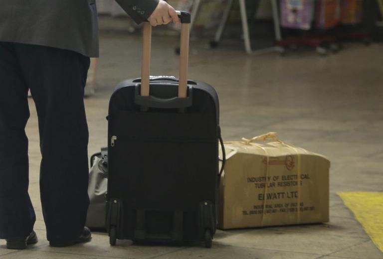Λάρισα: Έβγαλε εισιτήριο και του πέρασαν χειροπέδες – Τον έκαψε η βαλίτσα που κρατούσε στα ΚΤΕΛ! | Newsit.gr Λάρισα: Έβγαλε εισιτήριο και του πέρασαν χειροπέδες – Τον έκαψε η βαλίτσα που κρατούσε στα ΚΤΕΛ! | Newsit.gr