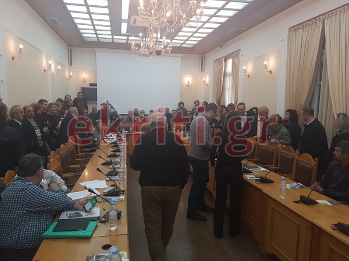 Κρήτη: Ξεσηκωμός για τις ανεμογεννήτριες – Κόσμος φτάνει με λεωφορεία στην Περιφέρεια Κρήτης για διαμαρτυρία [pic]