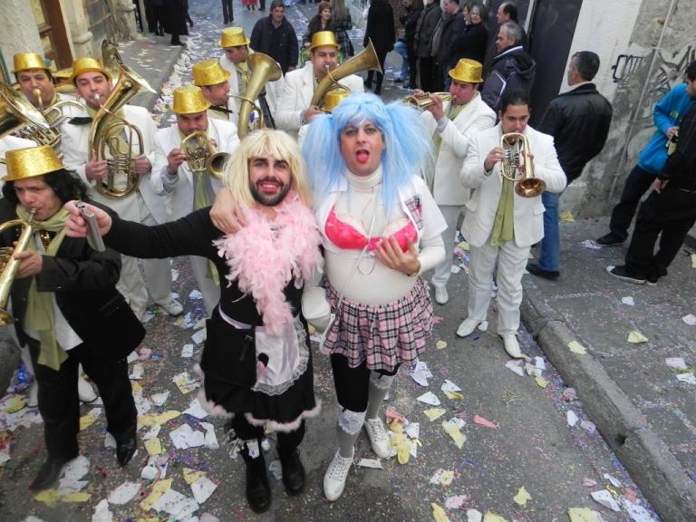 Καστοριά: Αυτοσαρκασμός και πολιτική σάτιρα στο πρώτο καρναβάλι της χρονιάς – Μουσική και μεγάλα κέφια!