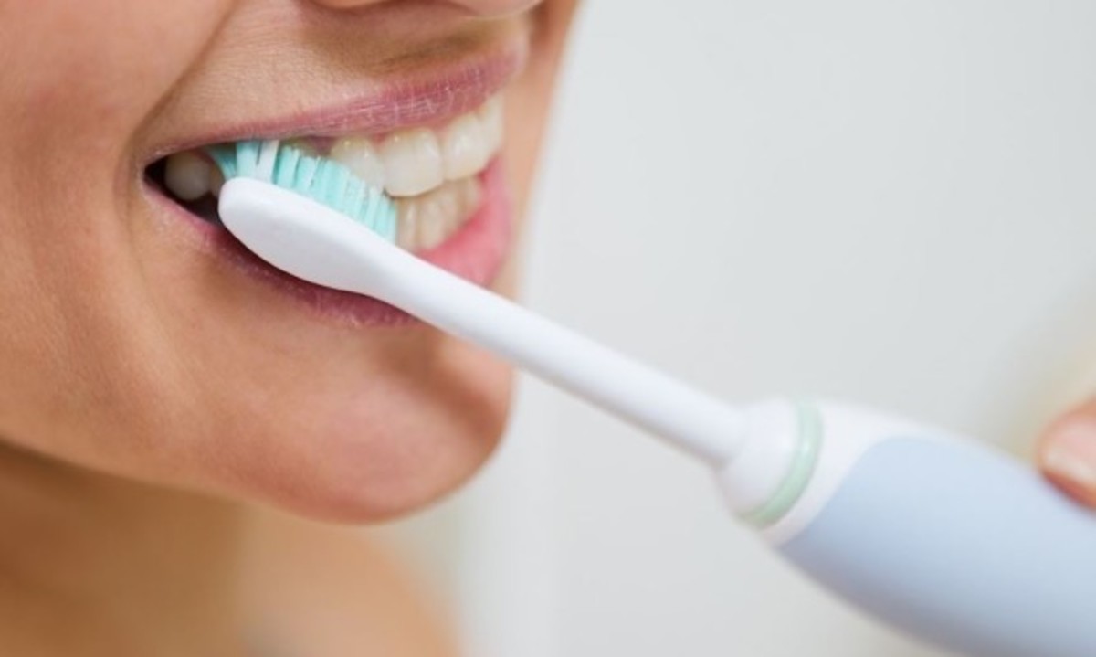 Πλύσιμο δοντιών: Πώς γίνεται σωστά το βούρτισμα στα δόντια [vid]